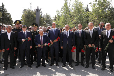 “Şəhərsalma və Memarlıq İli” çərçivəsində Suraxanı Rayon İcra Hakimiyyəti tərəfindən rayon ərazisində həyata keçirilən genişmiqyaslı abadlıq-quruculuq tədbirləri davam edərək Yeni Suraxanı qəsəbəsində də əsaslı yenidənqurma işləri aparılıb