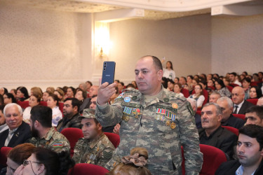 Suraxanıda “Konstitusiya və Suverenlik İli” çərçivəsində Şanlı tariximizin ən şərəfli və qürurverici səhifələrinə həkk olunmuş 8 noyabr – Zəfər gününün 5-ci ildönümü münasibətilə “Zəfər Bayrağına düzlən!” adlı vətənpərvərlik tədbiri keçirilib