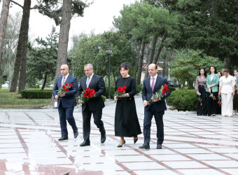 Suraxanı Rayon İcra Hakimiyyətinin təşkilatçılığı ilə “5 oktyabr – Beynəlxalq müəllimlər günü”nə həsr olunmuş tədbir keçirilib.