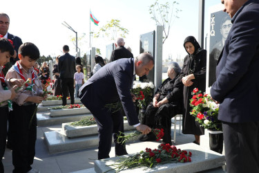 Suraxanı Rayon İcra Hakimiyyətinin başçısı Adil Əliyev, müavinləri və sektor müdirləri 27 sentyabr - Anım Günü ilə əlaqədar Fəxri Xiyabanda Şəhidlərin məzarını ziyarət edərək gül dəstələri düzüb, onların əziz xatirəsini ehtiramla yad ediblər