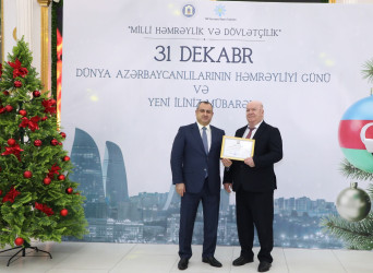 31 Dekabr - Dünya Azərbaycanlılarının Həmrəyliyi Günü və Yeni il bayramı münasibətilə rayonun ictimai həyatında fəal iştirakına görə bir qrup şəxs Rayon İcra Hakimiyyəti başçısının və YAP Suraxanı Rayon Təşkilatının Fəxri Fərmanları ilə təltif olunublar