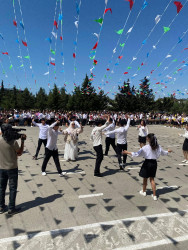 Bu gün ümumtəhsil müəssisələrində “Son zəng” çalınıb Bu münasibətlə Suraxanı rayonunun bütün məktəblərində “Son zəng” tədbirlərində Rayon İcra Hakimiyyəti başçısı Aparatının, qəsəbə inzibati ərazi dairələri üzrə nümayəndəliklərin və bələdiyyələrin məsul əməkdaşları iştirak edərək Rayon İcra Hakimiyyəti başçısının təbriklərini çatdırıblar.