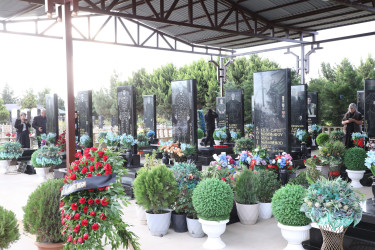 27 sentyabr – Anım günü ərəfəsində Suraxanı rayonunda şəhid məzarları ziyarət edilir