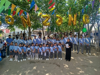 Bu gün ümumtəhsil müəssisələrində “Son zəng” çalınıb Bu münasibətlə Suraxanı rayonunun bütün məktəblərində “Son zəng” tədbirlərində Rayon İcra Hakimiyyəti başçısı Aparatının, qəsəbə inzibati ərazi dairələri üzrə nümayəndəliklərin və bələdiyyələrin məsul əməkdaşları iştirak edərək Rayon İcra Hakimiyyəti başçısının təbriklərini çatdırıblar.