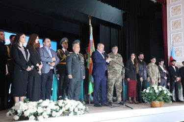 Suraxanıda “Konstitusiya və Suverenlik İli” çərçivəsində Şanlı tariximizin ən şərəfli və qürurverici səhifələrinə həkk olunmuş 8 noyabr – Zəfər gününün 5-ci ildönümü münasibətilə “Zəfər Bayrağına düzlən!” adlı vətənpərvərlik tədbiri keçirilib