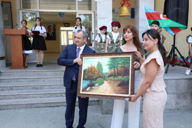 Rayon İcra Hakimiyyətinin baçşısı Adil Əliyev “Son zəng” münasibətilə məzunları təbrik edib