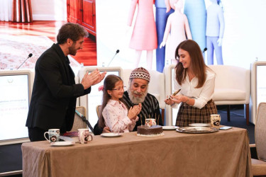 Ailə, Qadın və Uşaq Problemləri üzrə Dövlət Komitəsinin təşkilatçılığı ilə “Rəqəmsal dövrdə ailə: transformasiyanın yeni sərhədləri” mövzusunda keçirirlən I Ailə Forumunda Suraxanı rayonunun da nümunəvi ailələri iştirak ediblər