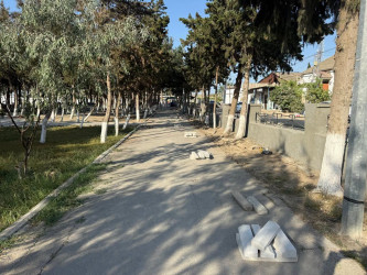 Rayon İcra Hakimiyyətinin başçısı Adil Əliyev Yeni Suraxanı qəsəbəsində aparılan əsaslı yenidənqurma işləri ilə yerində tanış olub