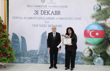 31 Dekabr - Dünya Azərbaycanlılarının Həmrəyliyi Günü və Yeni il bayramı münasibətilə rayonun ictimai həyatında fəal iştirakına görə bir qrup şəxs Rayon İcra Hakimiyyəti başçısının və YAP Suraxanı Rayon Təşkilatının Fəxri Fərmanları ilə təltif olunublar