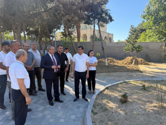 Rayon İcra Hakimiyyətinin başçısı Adil Əliyev Yeni Suraxanı qəsəbəsində aparılan əsaslı yenidənqurma işləri ilə yerində tanış olub
