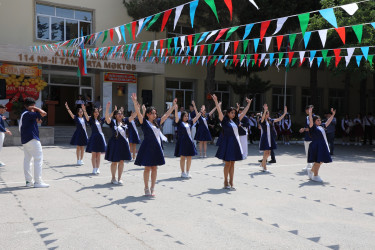 Rayon İcra Hakimiyyətinin baçşısı Adil Əliyev “Son zəng” münasibətilə məzunları təbrik edib