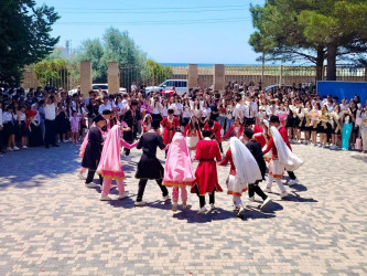 Bu gün ümumtəhsil müəssisələrində “Son zəng” çalınıb Bu münasibətlə Suraxanı rayonunun bütün məktəblərində “Son zəng” tədbirlərində Rayon İcra Hakimiyyəti başçısı Aparatının, qəsəbə inzibati ərazi dairələri üzrə nümayəndəliklərin və bələdiyyələrin məsul əməkdaşları iştirak edərək Rayon İcra Hakimiyyəti başçısının təbriklərini çatdırıblar.