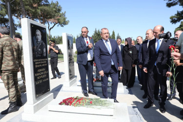 Suraxanı Rayon İcra Hakimiyyətinin başçısı Adil Əliyev, müavinləri və sektor müdirləri 27 sentyabr - Anım Günü ilə əlaqədar Fəxri Xiyabanda Şəhidlərin məzarını ziyarət edərək gül dəstələri düzüb, onların əziz xatirəsini ehtiramla yad ediblər