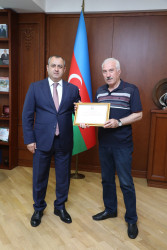 Suraxanı rayon İcra Hakimiyyətinin başçısı Adil Əliyev Respublikanın əməkdar artisti İntiqam Soltanın rəhbərlik etdiyi Bakı Uşaq və Gənclər Teatrının 25 illik yubileyi münasibəti ilə 1 qrup teatr əməkdaşını Rayon İcra Hakimiyyəti başçısının Fəxri Fərmanı ilə təltif edib.