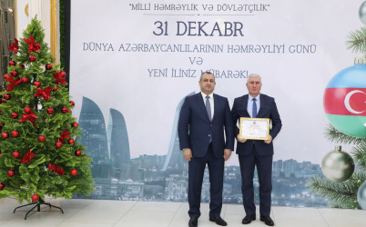 31 Dekabr - Dünya Azərbaycanlılarının Həmrəyliyi Günü və Yeni il bayramı münasibətilə rayonun ictimai həyatında fəal iştirakına görə bir qrup şəxs Rayon İcra Hakimiyyəti başçısının və YAP Suraxanı Rayon Təşkilatının Fəxri Fərmanları ilə təltif olunublar