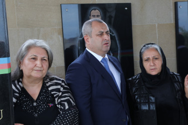 Suraxanı Rayon İcra Hakimiyyətinin başçısı Adil Əliyev və müavinləri Yeni Suraxanı, Binə, Hövsan, Zığ, Sabunçu və Qala qəsəbələrində vətənimizin müstəqilliyi və ərazi bütövlüyü uğrunda canlarını fəda etmiş şəhidlərimizin məzarlarını ziyarət ediblər