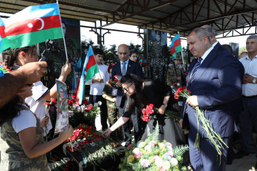 27 Sentyabr – Anım Günü ərəfəsində Suraxanı rayonunda Vətənimizin müstəqilliyi, suverenliyi və ərazi bütövlüyü uğrunda canından keçərək şəhidlik zirvəsinə ucalmış qəhrəmanlarımızın əziz xatirəsi dərin ehtiramla yad edilib
