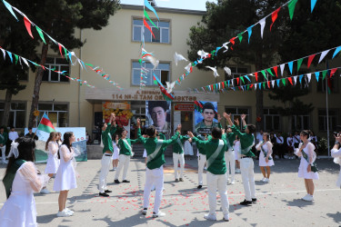 Rayon İcra Hakimiyyətinin baçşısı Adil Əliyev “Son zəng” münasibətilə məzunları təbrik edib