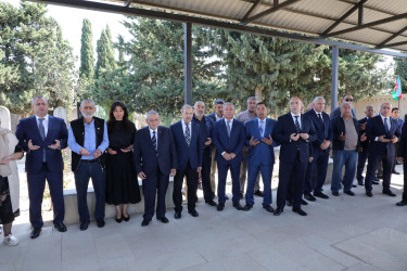 Suraxanı Rayon İcra Hakimiyyətinin başçısı Adil Əliyev və müavinləri Yeni Suraxanı, Binə, Hövsan, Zığ, Sabunçu və Qala qəsəbələrində vətənimizin müstəqilliyi və ərazi bütövlüyü uğrunda canlarını fəda etmiş şəhidlərimizin məzarlarını ziyarət ediblər