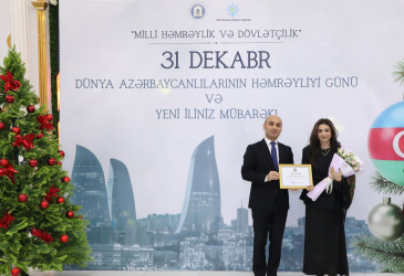 31 Dekabr - Dünya Azərbaycanlılarının Həmrəyliyi Günü və Yeni il bayramı münasibətilə rayonun ictimai həyatında fəal iştirakına görə bir qrup şəxs Rayon İcra Hakimiyyəti başçısının və YAP Suraxanı Rayon Təşkilatının Fəxri Fərmanları ilə təltif olunublar