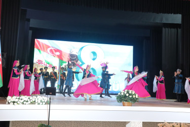 Suraxanıda “Konstitusiya və Suverenlik İli” çərçivəsində Şanlı tariximizin ən şərəfli və qürurverici səhifələrinə həkk olunmuş 8 noyabr – Zəfər gününün 5-ci ildönümü münasibətilə “Zəfər Bayrağına düzlən!” adlı vətənpərvərlik tədbiri keçirilib