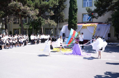 Bu gün ümumtəhsil müəssisələrində “Son zəng” çalınıb Bu münasibətlə Suraxanı rayonunun bütün məktəblərində “Son zəng” tədbirlərində Rayon İcra Hakimiyyəti başçısı Aparatının, qəsəbə inzibati ərazi dairələri üzrə nümayəndəliklərin və bələdiyyələrin məsul əməkdaşları iştirak edərək Rayon İcra Hakimiyyəti başçısının təbriklərini çatdırıblar.