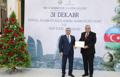 31 Dekabr - Dünya Azərbaycanlılarının Həmrəyliyi Günü və Yeni il bayramı münasibətilə rayonun ictimai həyatında fəal iştirakına görə bir qrup şəxs Rayon İcra Hakimiyyəti başçısının və YAP Suraxanı Rayon Təşkilatının Fəxri Fərmanları ilə təltif olunublar