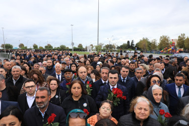27 Sentyabr - Anım Günü ilə əlaqədar Suraxanı rayon İcra Hakimiyyətinin başçısı Adil Əliyev, müavinləri, RİHBA-nın əməkdaşları, şəhid ailələri və rayon ictimaiyyəti Azərbaycanın ərazi bütövlüyü və suverenliyi uğrunda canından keçmiş Vətən övladlarının xatirəsinə salınmış Zəfər parkını ziyarət edib,  buradakı abidə önünə gül dəstələri qoyublar