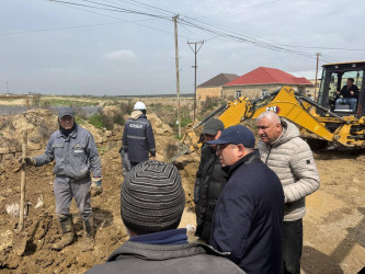Suraxanı Rayon İcra Hakimiyyətinin başcısı Adil Əliyev rayon ərazisində su basmış ərazilərə baxış keçirdi
