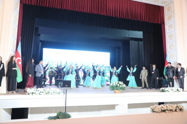 Suraxanıda “Konstitusiya və Suverenlik İli” çərçivəsində Şanlı tariximizin ən şərəfli və qürurverici səhifələrinə həkk olunmuş 8 noyabr – Zəfər gününün 5-ci ildönümü münasibətilə “Zəfər Bayrağına düzlən!” adlı vətənpərvərlik tədbiri keçirilib