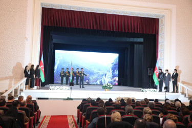 Suraxanıda “Konstitusiya və Suverenlik İli” çərçivəsində Şanlı tariximizin ən şərəfli və qürurverici səhifələrinə həkk olunmuş 8 noyabr – Zəfər gününün 5-ci ildönümü münasibətilə “Zəfər Bayrağına düzlən!” adlı vətənpərvərlik tədbiri keçirilib