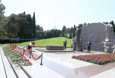 Suraxanı RİH kollektivi  Fəxri xiyabanda Ulu Öndər Heydər Əliyevin məzarını ziyarət edib