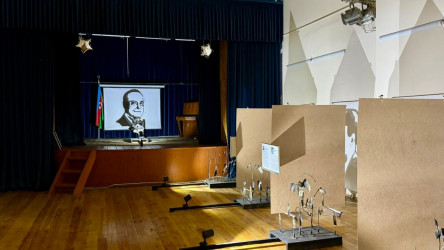 Suraxanı Rayon İcra Hakimiyyətinin başçısı Adil Əliyev Hövsan qəsəbəsində yerləşən "Mirzəağa Əliyev adına Mədəniyyət Evi"nin təşkil etdiyi “Kölgənin əzəməti” adlı sərgiyə baxış keçirib