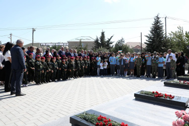 27 Sentyabr – Anım Günü ərəfəsində Suraxanı rayonunda Vətənimizin müstəqilliyi, suverenliyi və ərazi bütövlüyü uğrunda canından keçərək şəhidlik zirvəsinə ucalmış qəhrəmanlarımızın əziz xatirəsi dərin ehtiramla yad edilib
