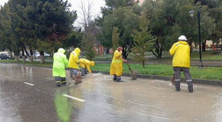 Yağan intensiv yağışlarla əlaqədar Suraxanı rayonunda təxirəsalınmaz tədbirlər həyata keçirilir