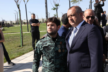 Suraxanı Rayon İcra Hakimiyyətinin başçısı Adil Əliyev, müavinləri və sektor müdirləri 27 sentyabr - Anım Günü ilə əlaqədar Fəxri Xiyabanda Şəhidlərin məzarını ziyarət edərək gül dəstələri düzüb, onların əziz xatirəsini ehtiramla yad ediblər