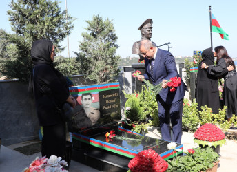 27 sentyabr – Anım günü ərəfəsində Suraxanı rayonunda şəhid məzarları ziyarət edilir