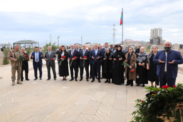 Suraxanı Rayon İcra Hakimiyyətinin başçısı Adil Əliyev və müavinləri Yeni Suraxanı, Binə, Hövsan, Zığ, Sabunçu və Qala qəsəbələrində vətənimizin müstəqilliyi və ərazi bütövlüyü uğrunda canlarını fəda etmiş şəhidlərimizin məzarlarını ziyarət ediblər