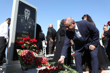 Suraxanı Rayon İcra Hakimiyyətinin başçısı Adil Əliyev, müavinləri və sektor müdirləri 27 sentyabr - Anım Günü ilə əlaqədar Fəxri Xiyabanda Şəhidlərin məzarını ziyarət edərək gül dəstələri düzüb, onların əziz xatirəsini ehtiramla yad ediblər