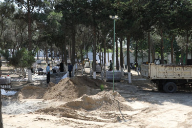 Yeni Suraxanı qəsəbəsində aparılan abadlıq işləri çərçivəsində qəsəbədə yerləşən istirahət parkında da əsaslı  yenidənqurma işləri davam edir