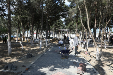 Yeni Suraxanı qəsəbəsində aparılan abadlıq işləri çərçivəsində qəsəbədə yerləşən istirahət parkında da əsaslı  yenidənqurma işləri davam edir
