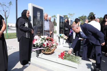 Suraxanı Rayon İcra Hakimiyyətinin başçısı Adil Əliyev, müavinləri və sektor müdirləri 27 sentyabr - Anım Günü ilə əlaqədar Fəxri Xiyabanda Şəhidlərin məzarını ziyarət edərək gül dəstələri düzüb, onların əziz xatirəsini ehtiramla yad ediblər