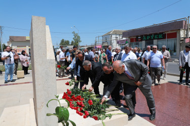 Suraxanı rayonunda Heydər Əliyevin hakimiyyətə birinci gəlişinin 56-cı ildönümü münasibətilə Suraxanı rayonu, Yeni Suraxanı qəsəbəsi, 14 İyul küçəsində Ulu öndərin siyasi hakimiyyətə gəlişini əks etdirən Xatirə kompleksi ziyarət olunub.