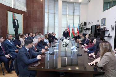 Suraxanı Rayon İcra Hakimiyyətinin təşkilatçılığı ilə 23 İyun - Dövlət Qulluqçularının Peşə Bayramı qeyd edilib. Tədbirdə Rayon İcra Hakimiyyətinin başçısı Adil Əliyev, YAP Suraxanı Rayon Təşkilatının sədri Vüqar Seyidov, rayonun hüquq-mühafizə orqanlarının rəhbərləri, RİHB-nin müavinləri, rayonun dövlət qulluqçuları iştirak ediblər