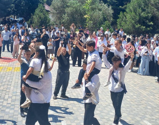 Bu gün ümumtəhsil müəssisələrində “Son zəng” çalınıb Bu münasibətlə Suraxanı rayonunun bütün məktəblərində “Son zəng” tədbirlərində Rayon İcra Hakimiyyəti başçısı Aparatının, qəsəbə inzibati ərazi dairələri üzrə nümayəndəliklərin və bələdiyyələrin məsul əməkdaşları iştirak edərək Rayon İcra Hakimiyyəti başçısının təbriklərini çatdırıblar.