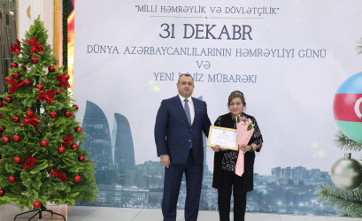 31 Dekabr - Dünya Azərbaycanlılarının Həmrəyliyi Günü və Yeni il bayramı münasibətilə rayonun ictimai həyatında fəal iştirakına görə bir qrup şəxs Rayon İcra Hakimiyyəti başçısının və YAP Suraxanı Rayon Təşkilatının Fəxri Fərmanları ilə təltif olunublar
