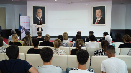 Suraxanı rayonunda “Cəmiyyətin və Medianın İnkişafı” İctimai Birliyinin icra etdiyi “Erkən nikah və fəsadları: maarifləndirici tədbirlər silsiləsi” adlı layihə çərçivəsində konfarns  keçirilib