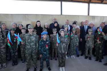 27 Sentyabr – Anım Günü ərəfəsində Suraxanı rayonunda Vətənimizin müstəqilliyi, suverenliyi və ərazi bütövlüyü uğrunda canından keçərək şəhidlik zirvəsinə ucalmış qəhrəmanlarımızın əziz xatirəsi dərin ehtiramla yad edilib