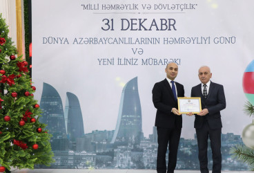 31 Dekabr - Dünya Azərbaycanlılarının Həmrəyliyi Günü və Yeni il bayramı münasibətilə rayonun ictimai həyatında fəal iştirakına görə bir qrup şəxs Rayon İcra Hakimiyyəti başçısının və YAP Suraxanı Rayon Təşkilatının Fəxri Fərmanları ilə təltif olunublar