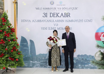 31 Dekabr - Dünya Azərbaycanlılarının Həmrəyliyi Günü və Yeni il bayramı münasibətilə rayonun ictimai həyatında fəal iştirakına görə bir qrup şəxs Rayon İcra Hakimiyyəti başçısının və YAP Suraxanı Rayon Təşkilatının Fəxri Fərmanları ilə təltif olunublar